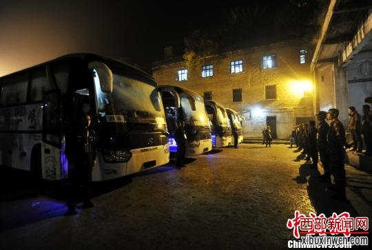 警戒押解车队的武警战士。 安源 摄