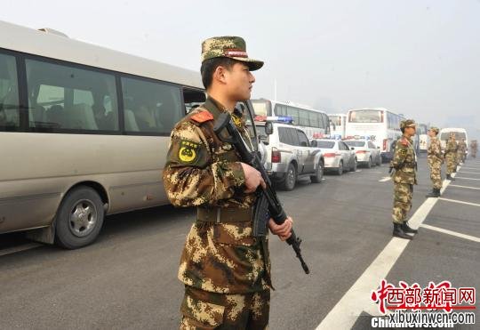 警戒押解车队的武警战士。 安源 摄