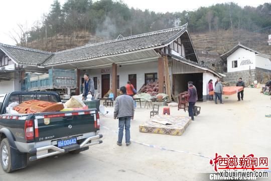 地陷危险区的农户开始搬离 苗志勇 摄 地陷危险区的农户开始搬离 苗志勇 摄