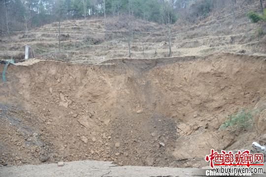 “天坑”四周土石在不断掉落 苗志勇 摄 “天坑”四周土石在不断掉落 苗志勇 摄