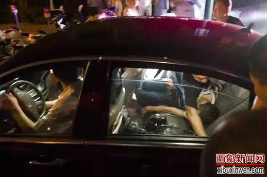 遗体被抬上车